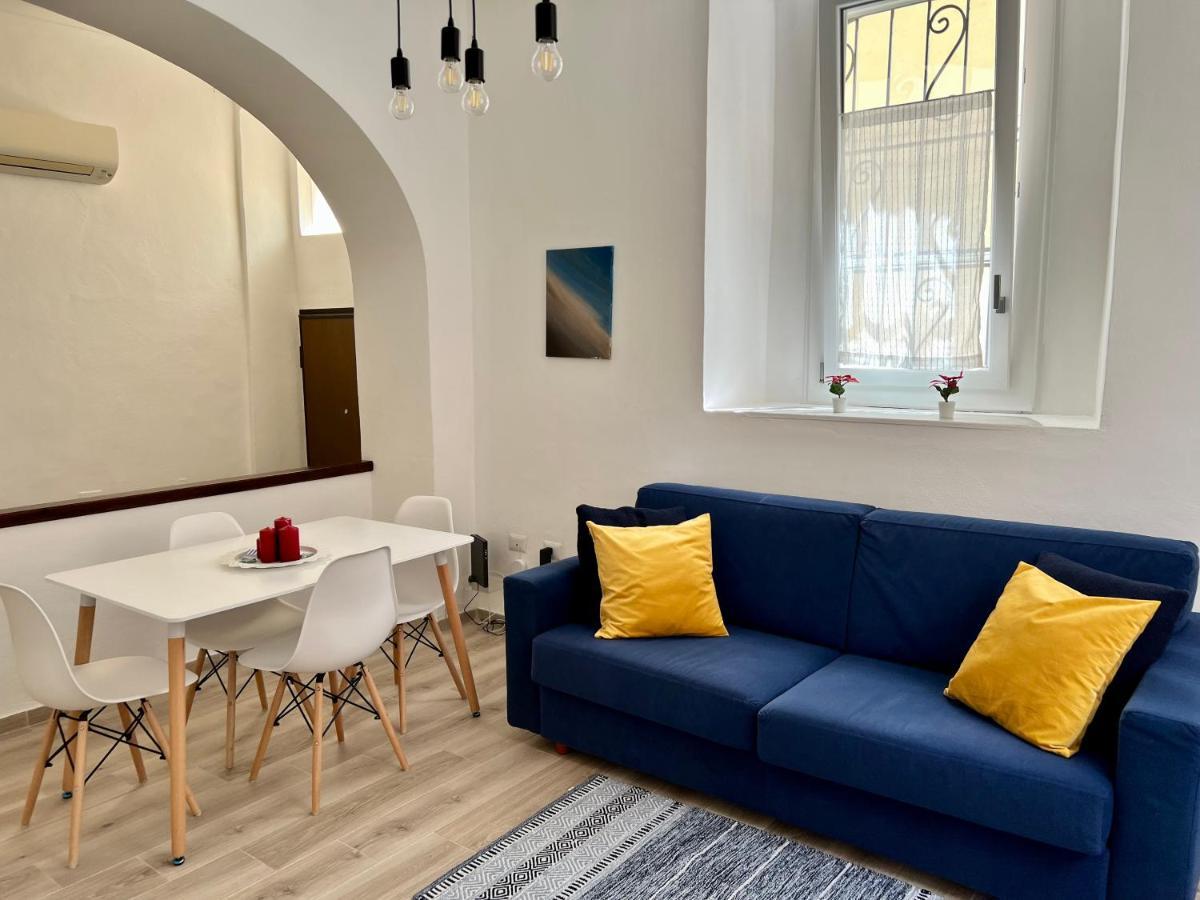 La Casa Di Ale Nel Centro Storico Di Cagliari Apartment Luaran gambar