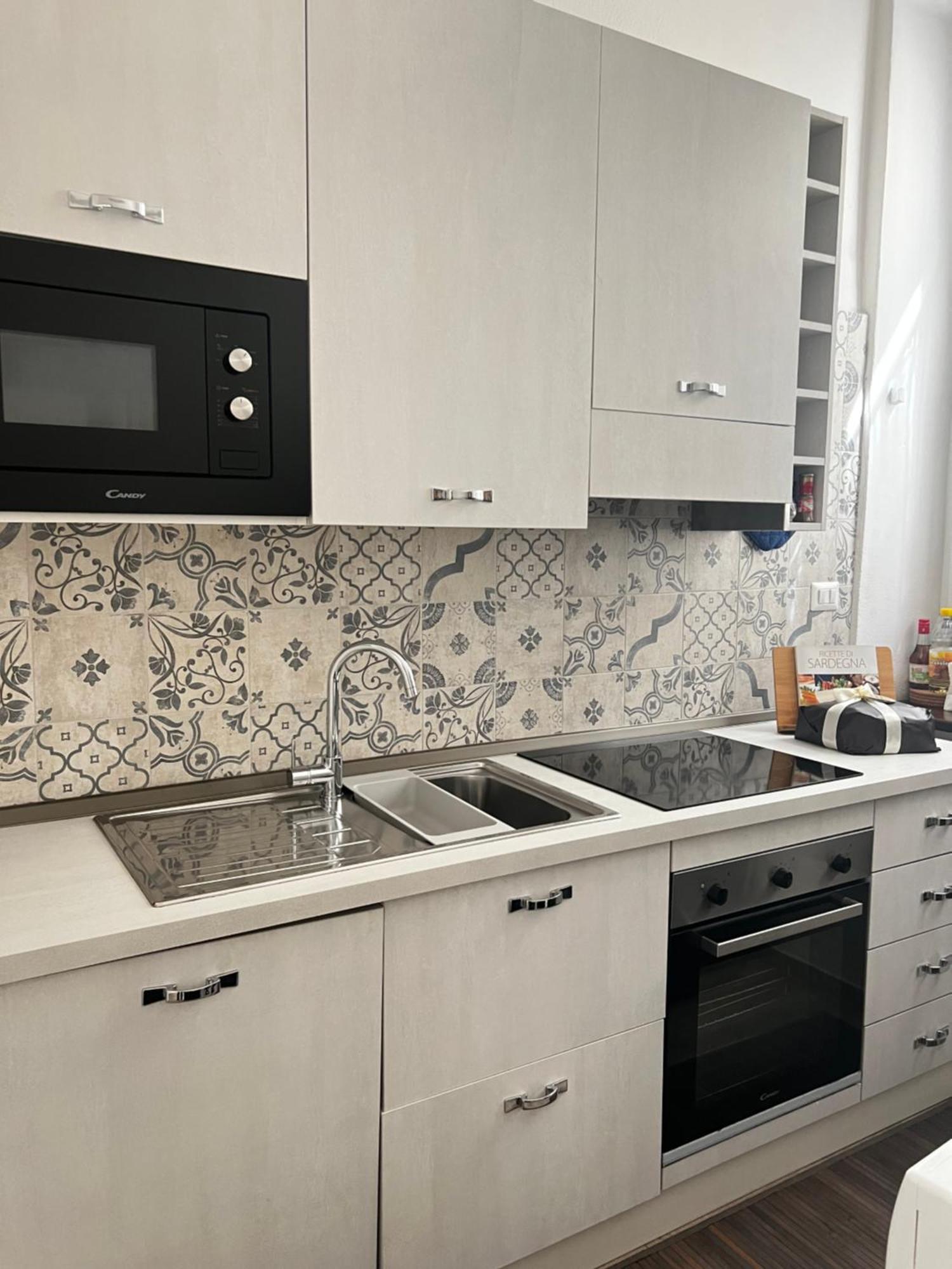 La Casa Di Ale Nel Centro Storico Di Cagliari Apartment Luaran gambar